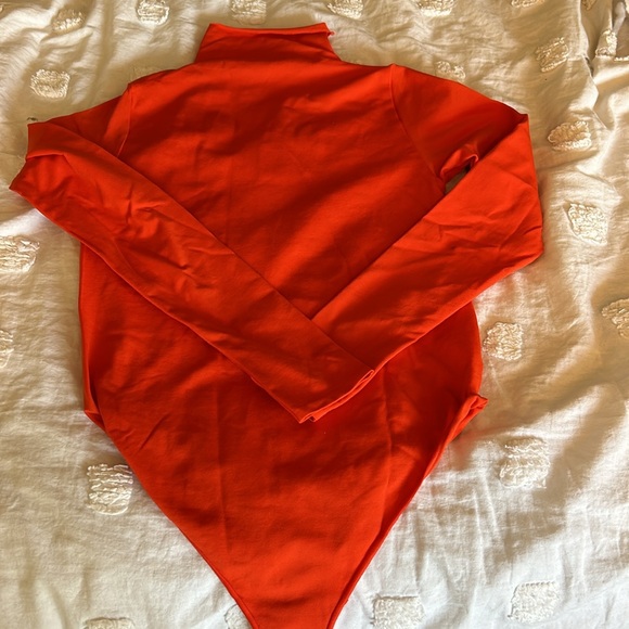 Skims essential mock neck long sleeve body - Picture 2 of 3